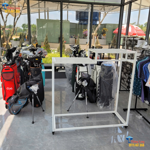 Lắp đặt kệ thời trang c&oacute; b&aacute;nh xe tại TP. Hồ Ch&iacute; Minh 